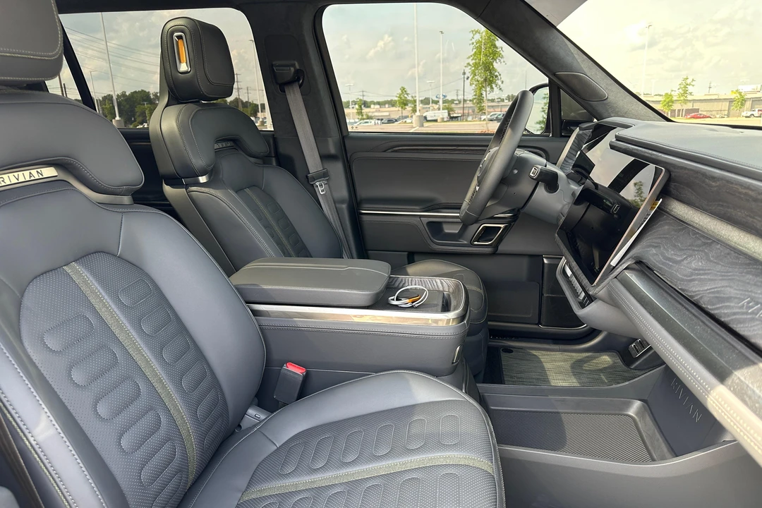 2023 Rivian R1S - Image 26 of 31