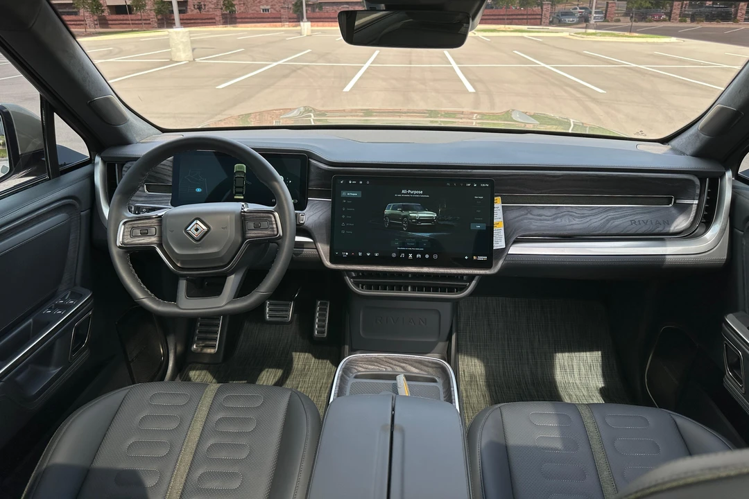 2023 Rivian R1S - Image 25 of 31