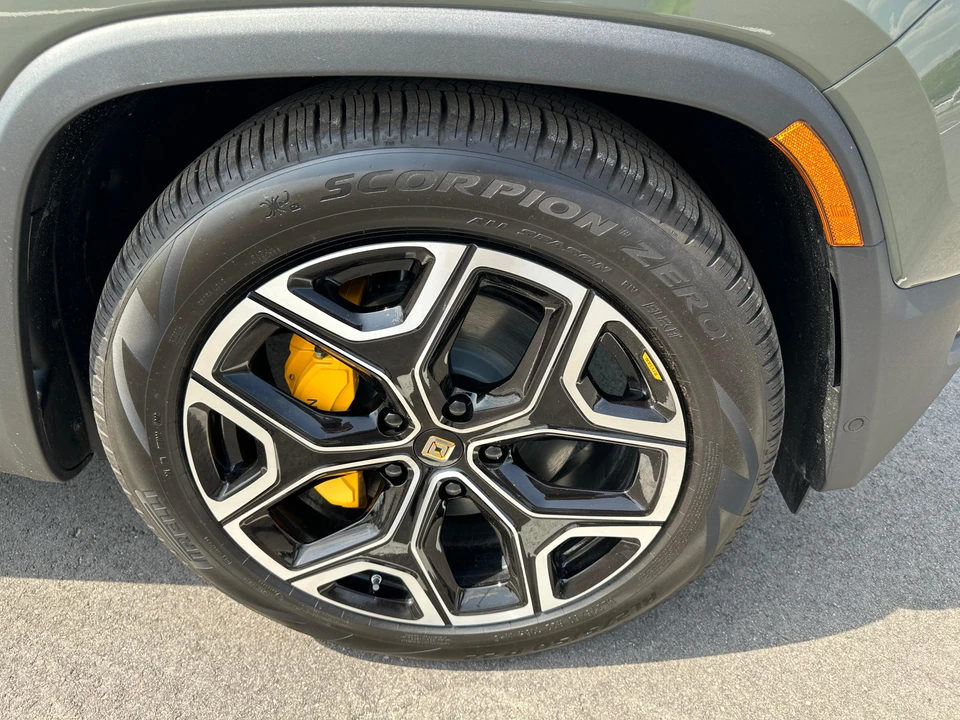 2023 Rivian R1S - Image 24 of 31