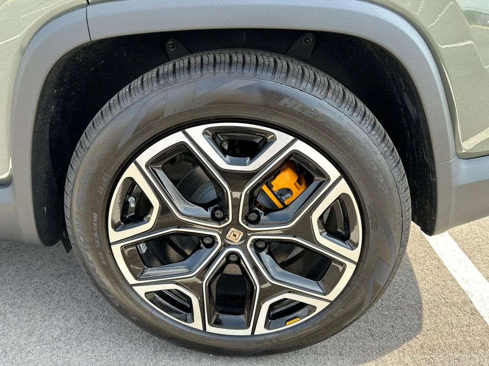 2023 Rivian R1S - Image 22 of 31