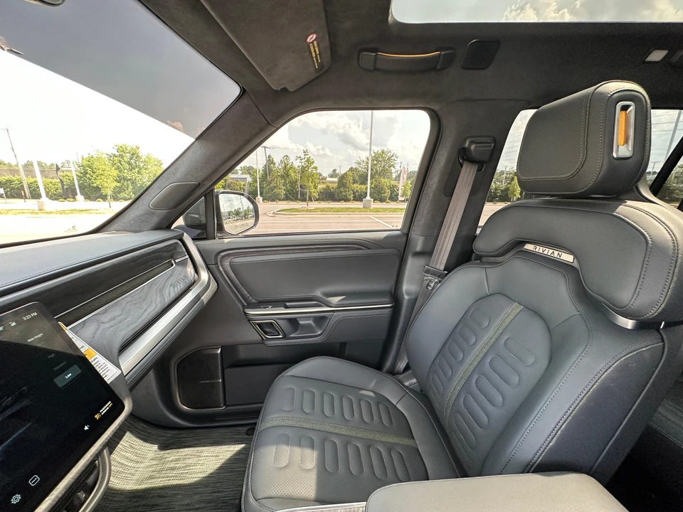 2023 Rivian R1S - Image 31 of 31