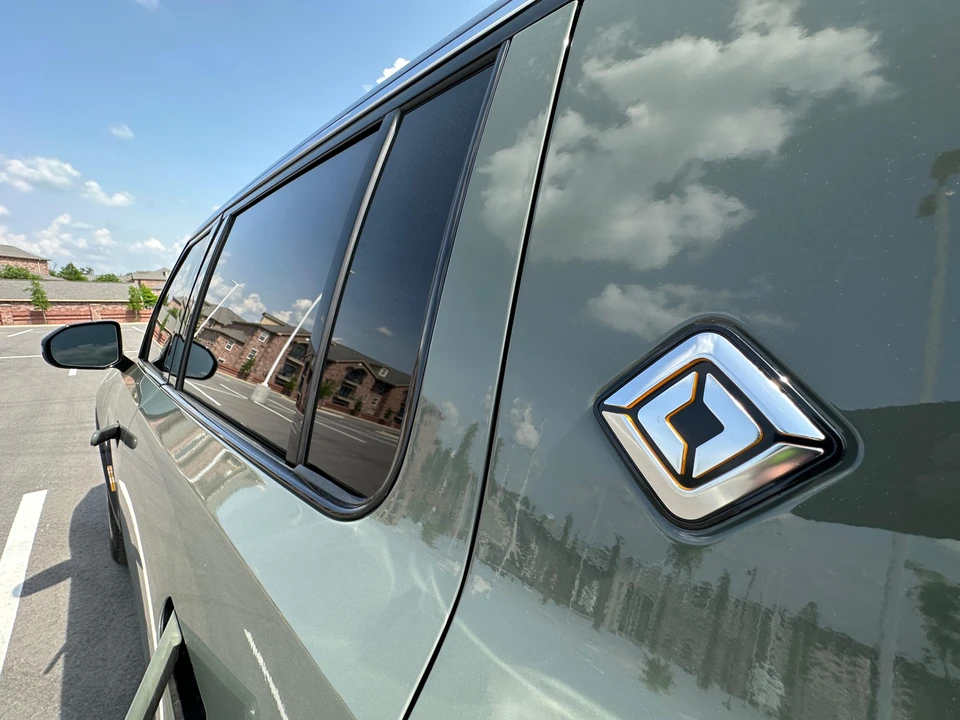 2023 Rivian R1S - Image 18 of 31