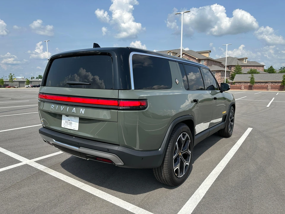 2023 Rivian R1S - Image 9 of 31