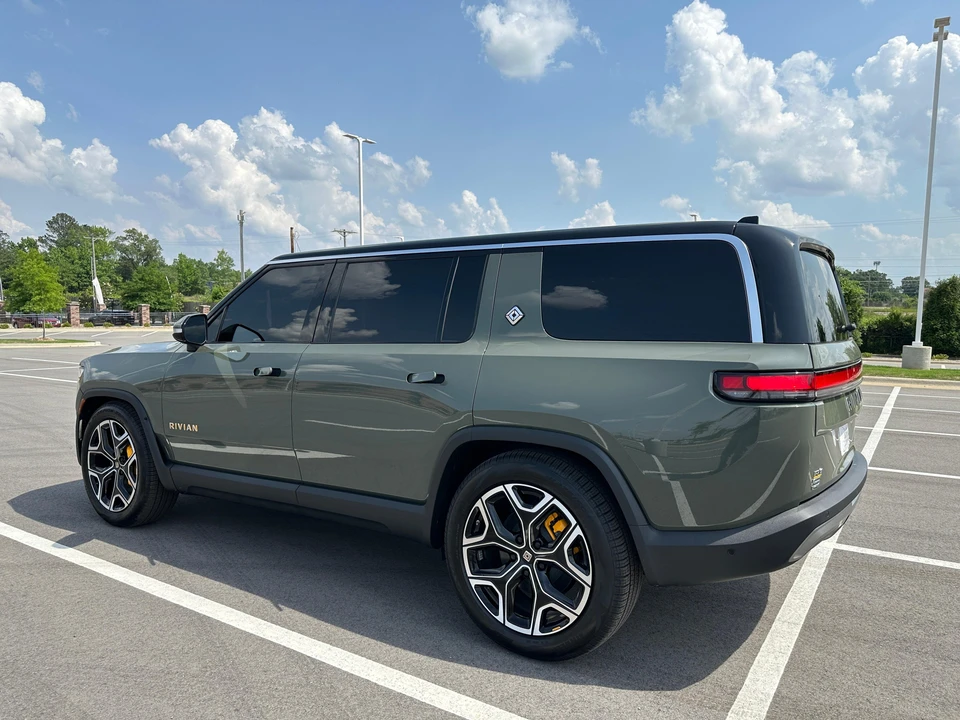 2023 Rivian R1S - Image 8 of 31