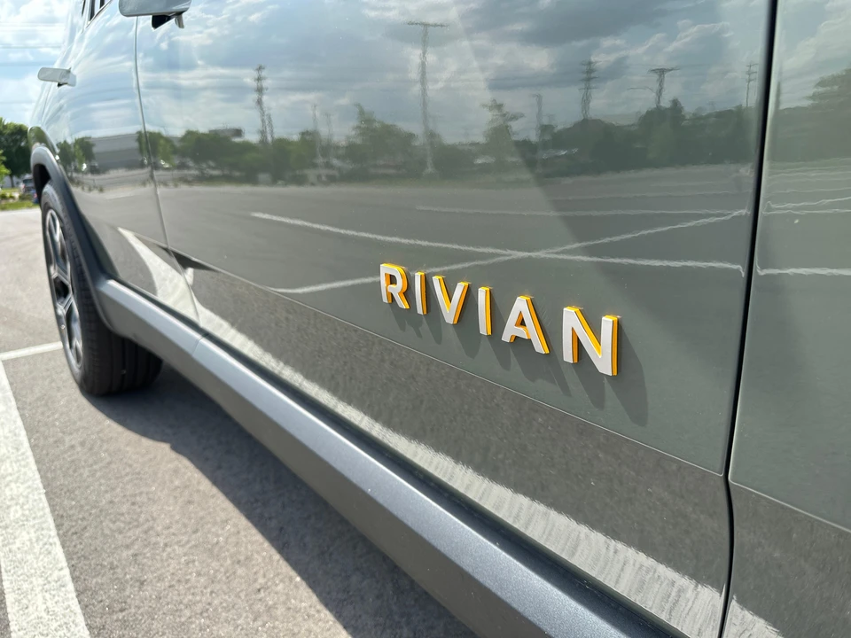 2023 Rivian R1S - Image 20 of 31