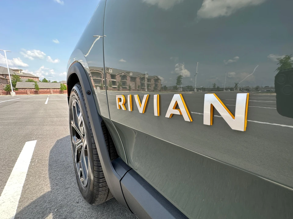 2023 Rivian R1S - Image 17 of 31