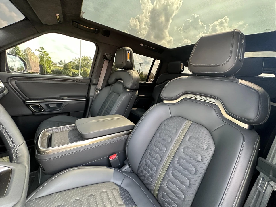 2023 Rivian R1S - Image 29 of 31