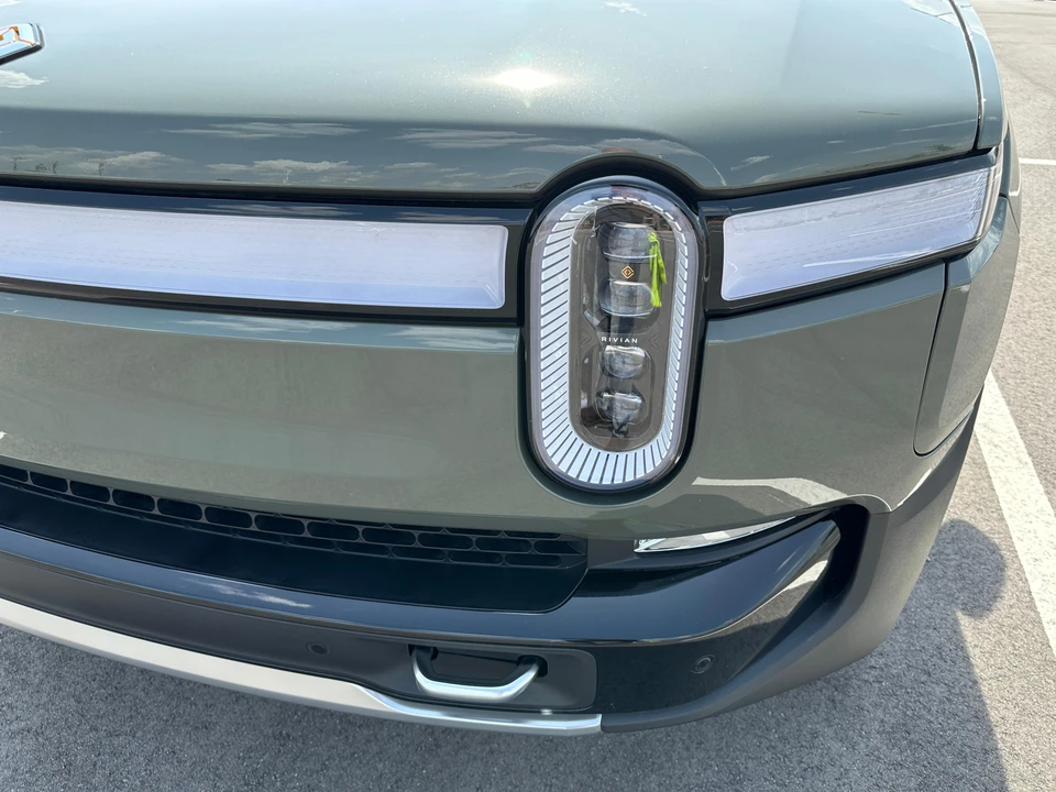 2023 Rivian R1S - Image 15 of 31