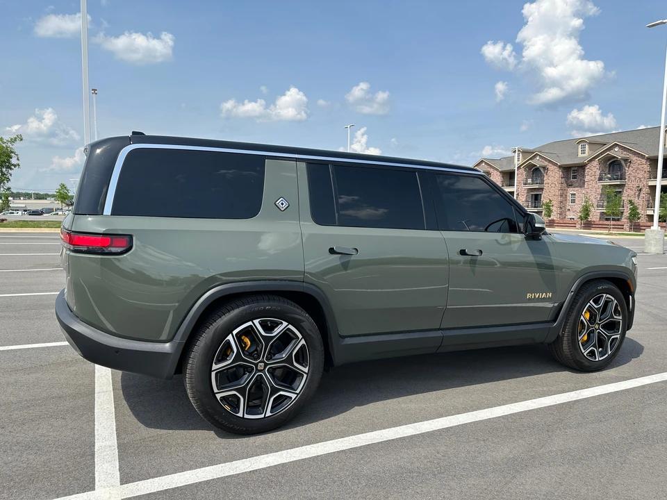 2023 Rivian R1S - Image 10 of 31