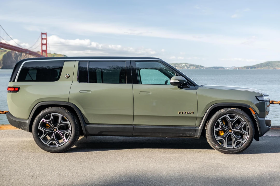 2023 Rivian R1S - Image 10 of 31