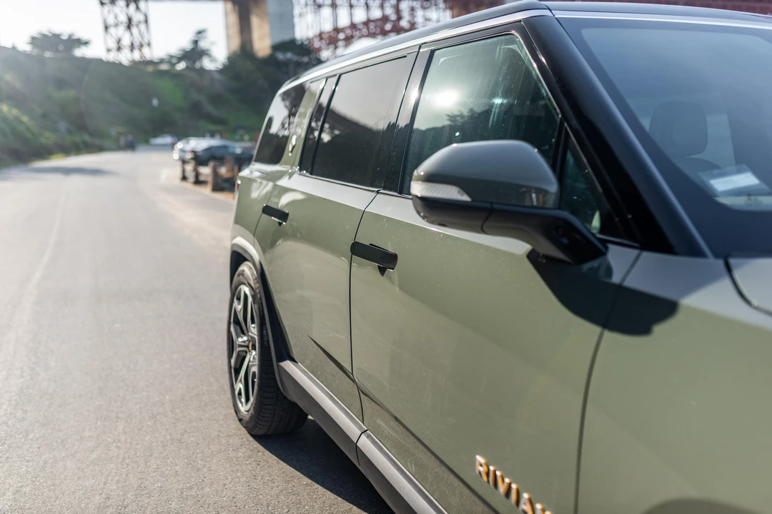 2023 Rivian R1S - Image 13 of 31