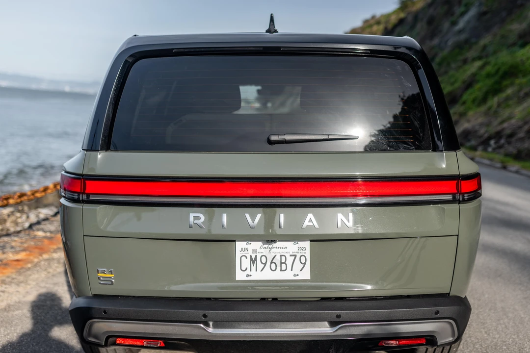 2023 Rivian R1S - Image 8 of 31
