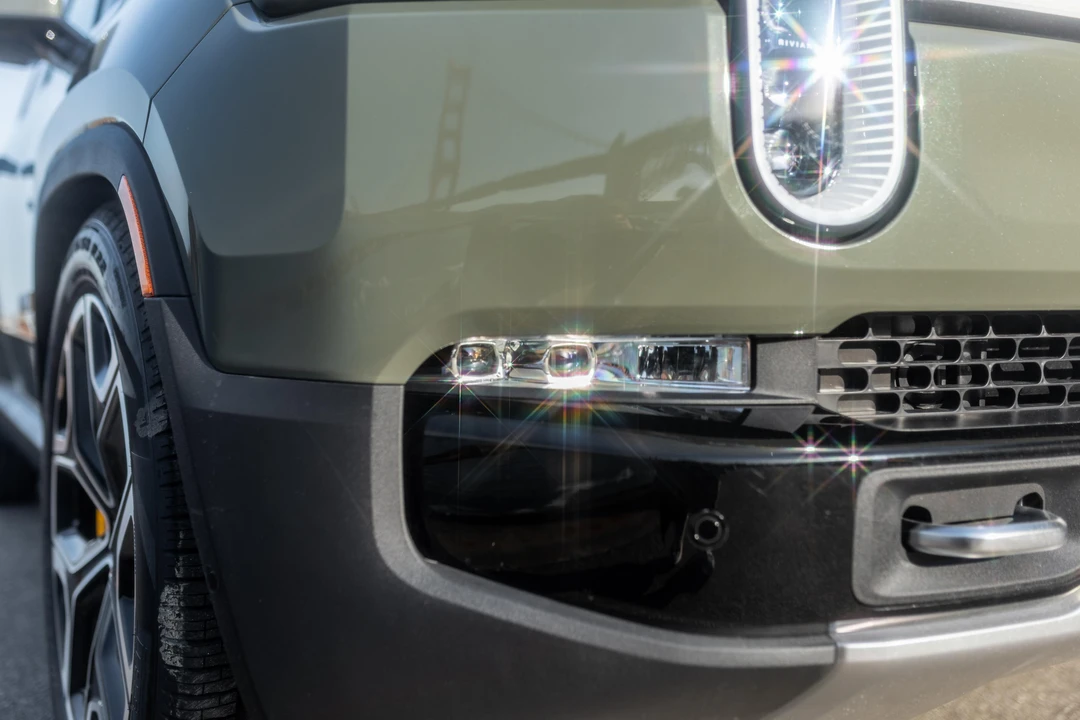 2023 Rivian R1S - Image 18 of 31