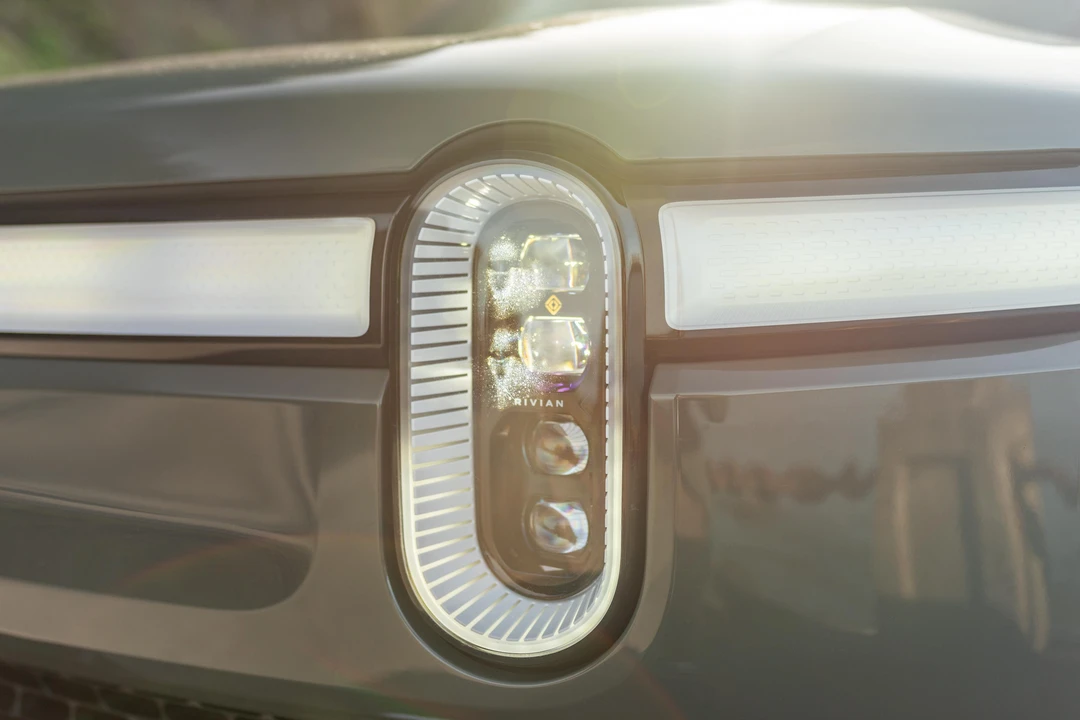 2023 Rivian R1S - Image 25 of 31