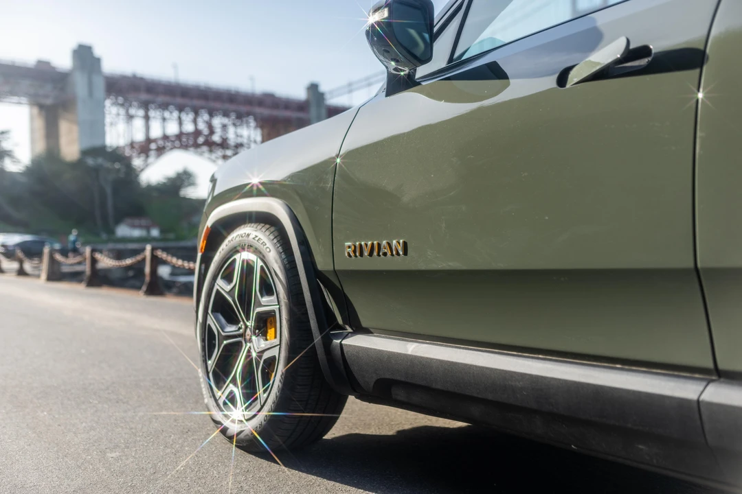 2023 Rivian R1S - Image 28 of 31