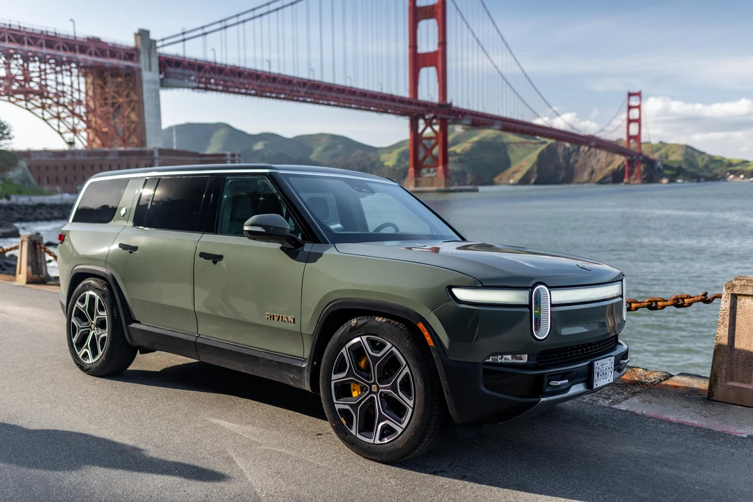 2023 Rivian R1S - Image 12 of 31
