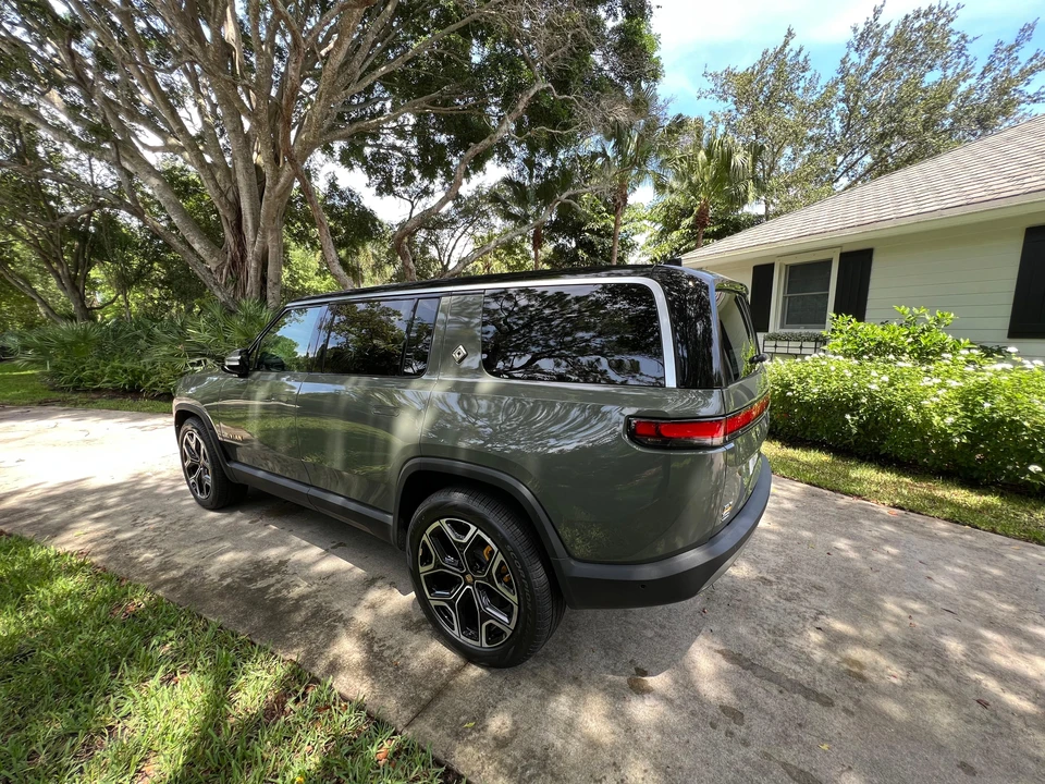 2023 Rivian R1S - Image 23 of 31