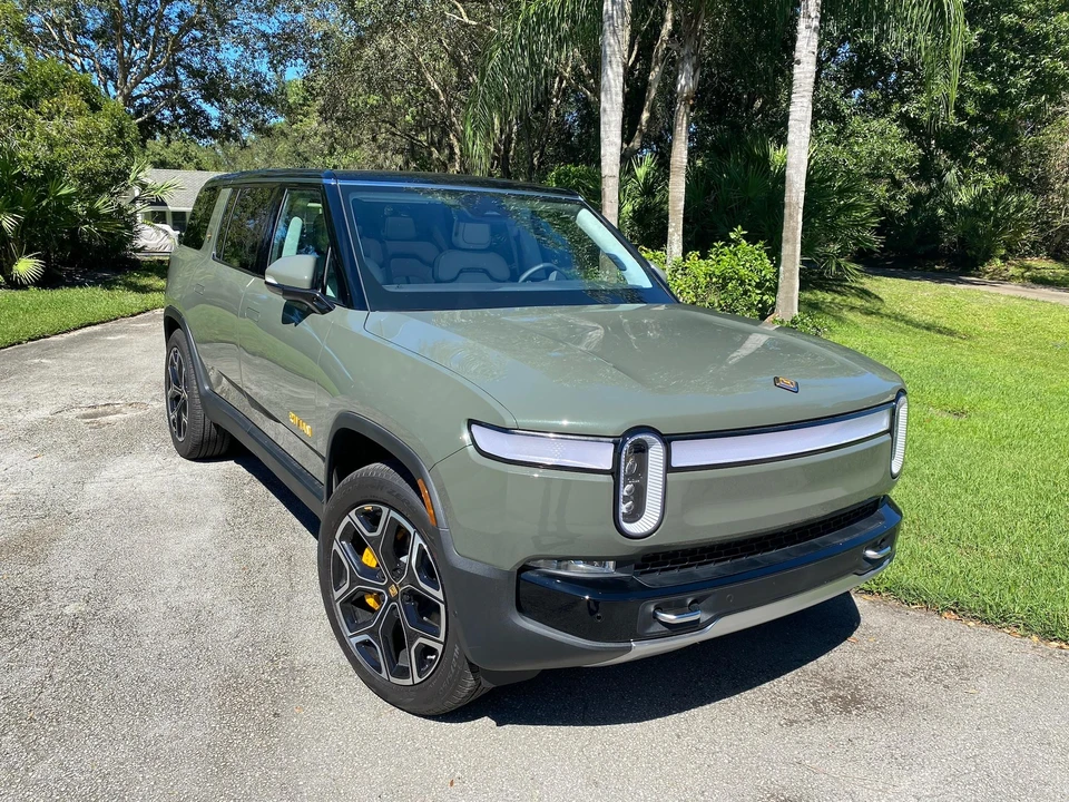 2023 Rivian R1S - Image 14 of 31