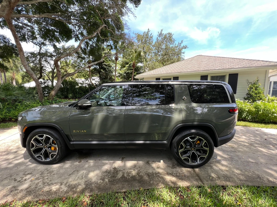 2023 Rivian R1S - Image 22 of 31
