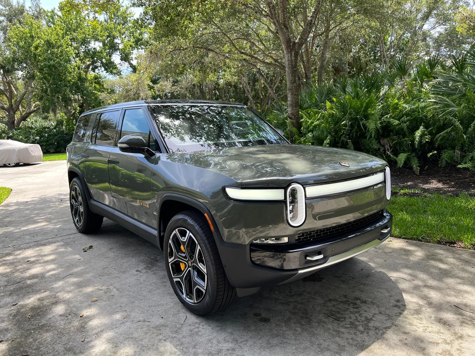2023 Rivian R1S - Image 28 of 31