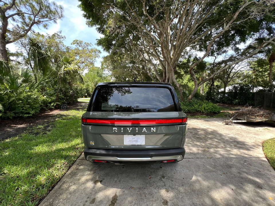 2023 Rivian R1S - Image 24 of 31