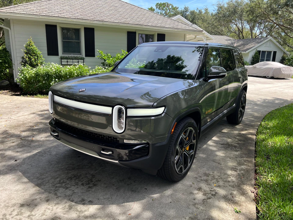 2023 Rivian R1S - Image 18 of 31