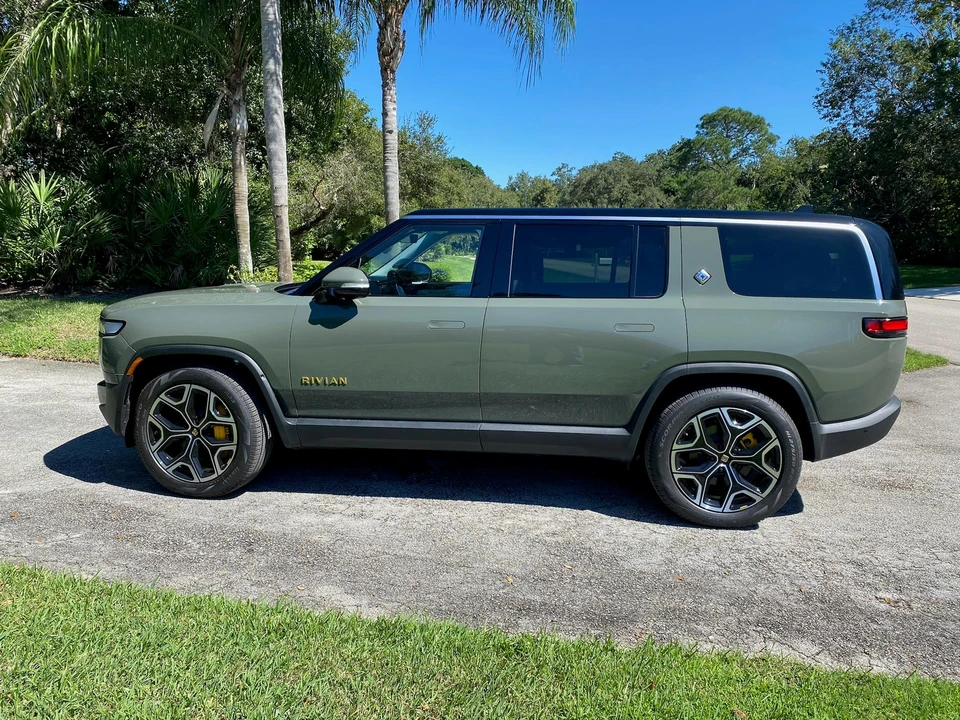 2023 Rivian R1S - Image 7 of 31