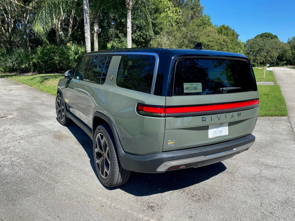 2023 Rivian R1S - Image 9 of 31