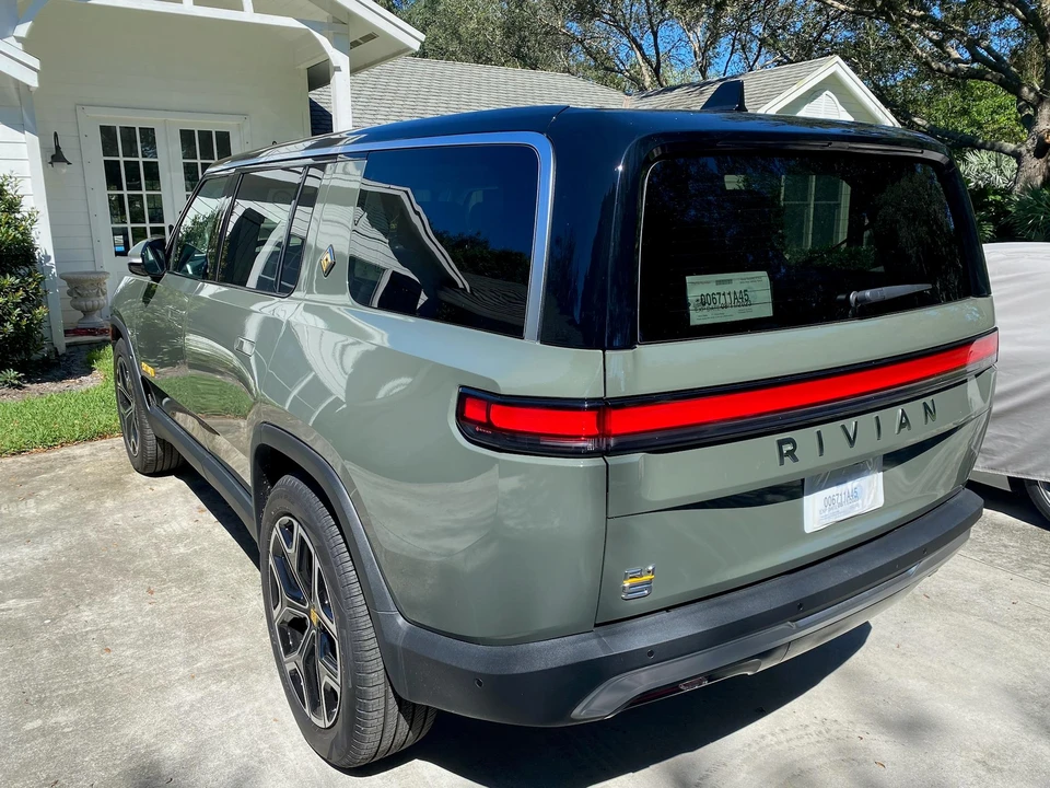 2023 Rivian R1S - Image 10 of 31