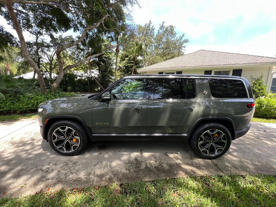 2023 Rivian R1S - Image 21 of 31