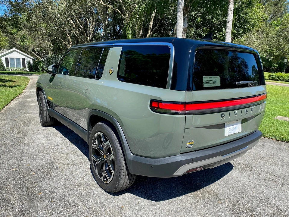 2023 Rivian R1S - Image 8 of 31