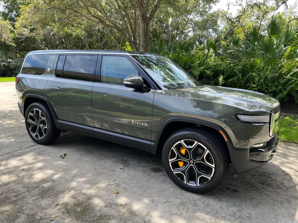 2023 Rivian R1S - Image 27 of 31