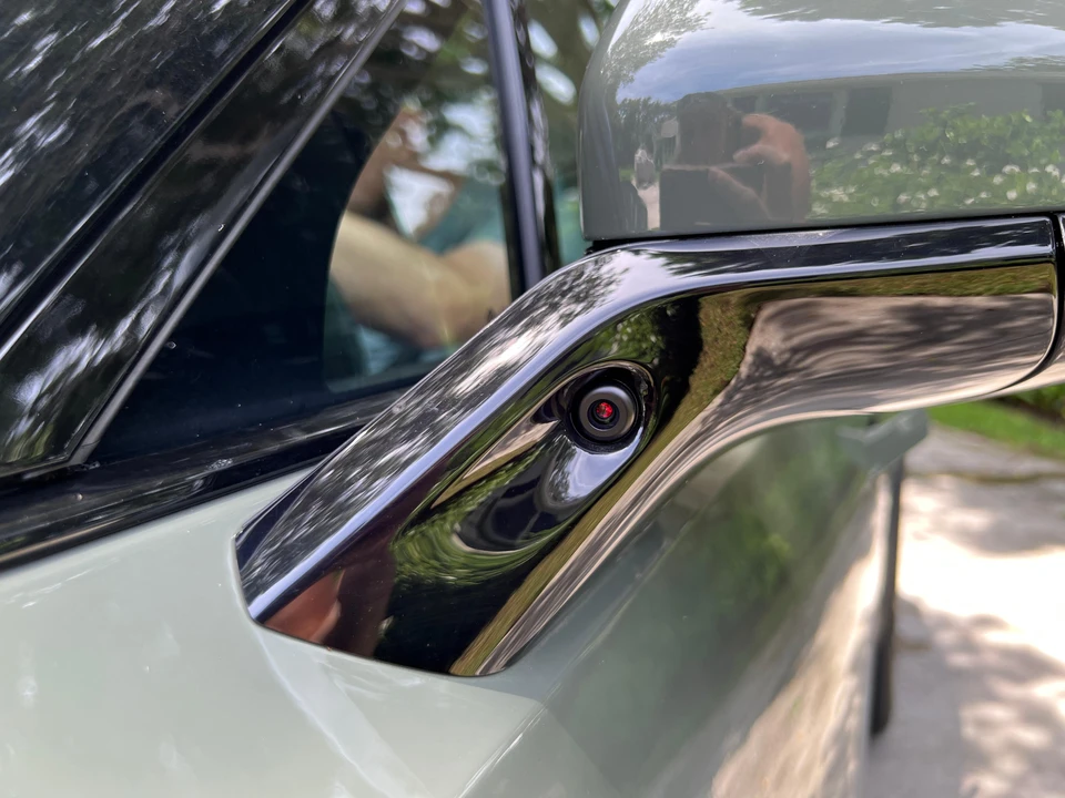 2023 Rivian R1S - Image 30 of 31
