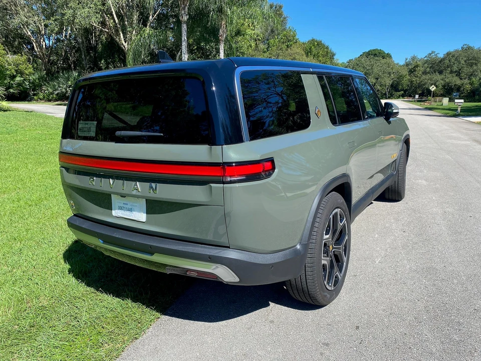 2023 Rivian R1S - Image 13 of 31