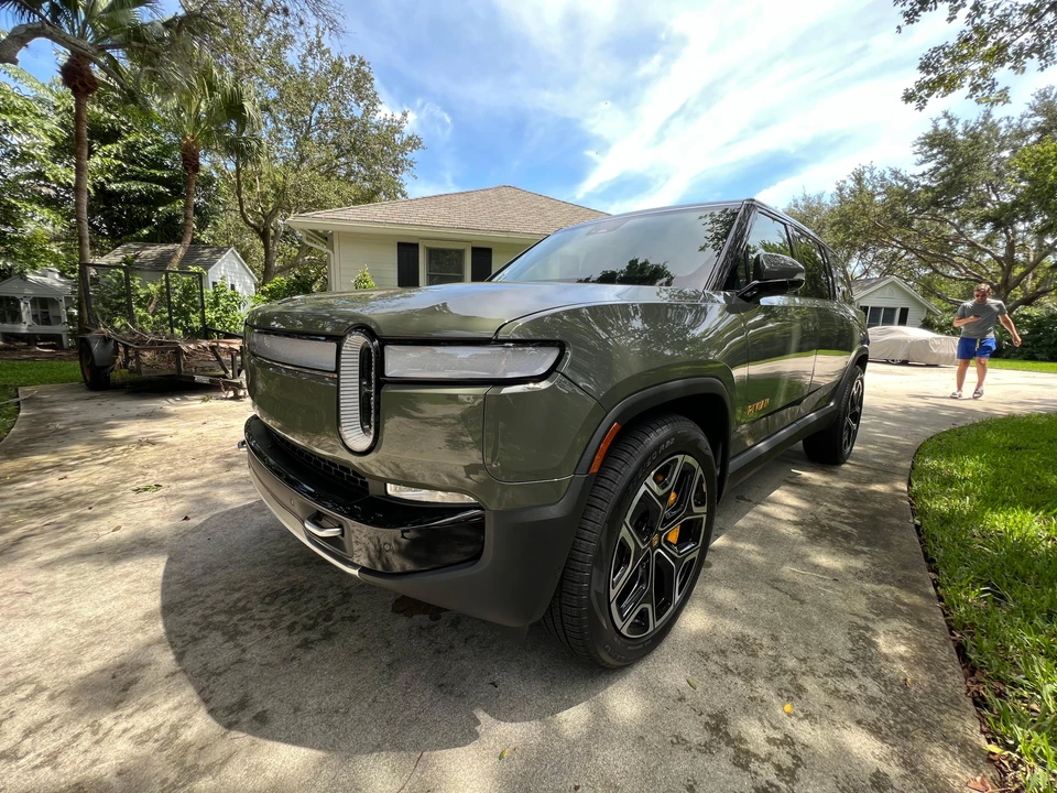 2023 Rivian R1S - Image 17 of 31