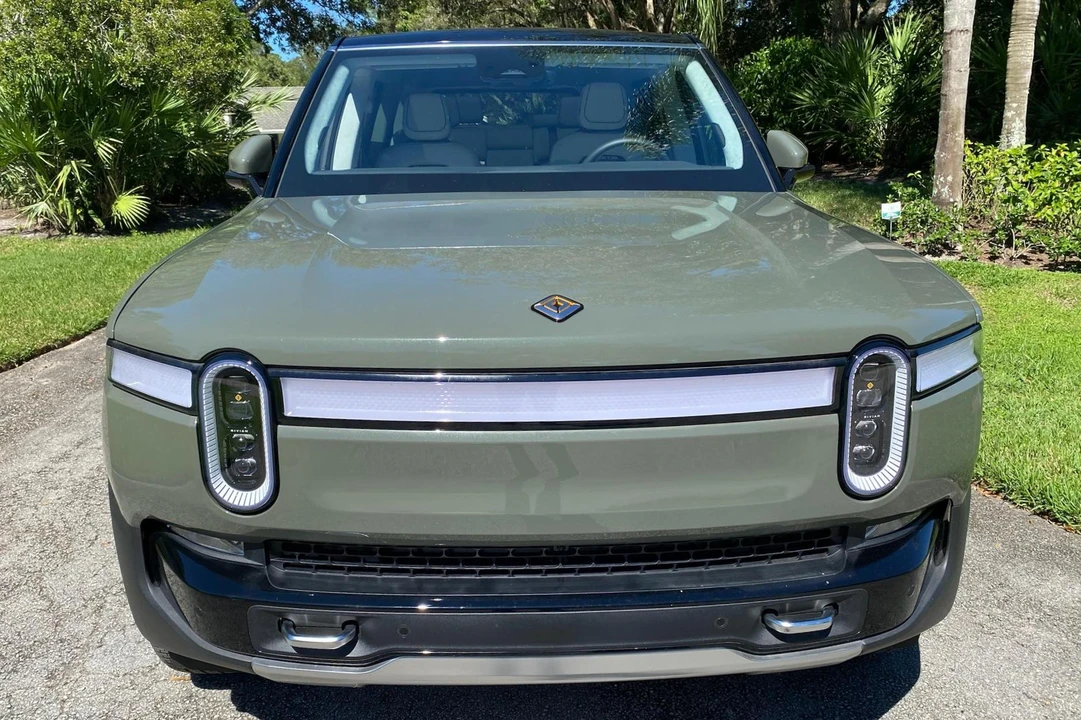 2023 Rivian R1S - Image 2 of 31