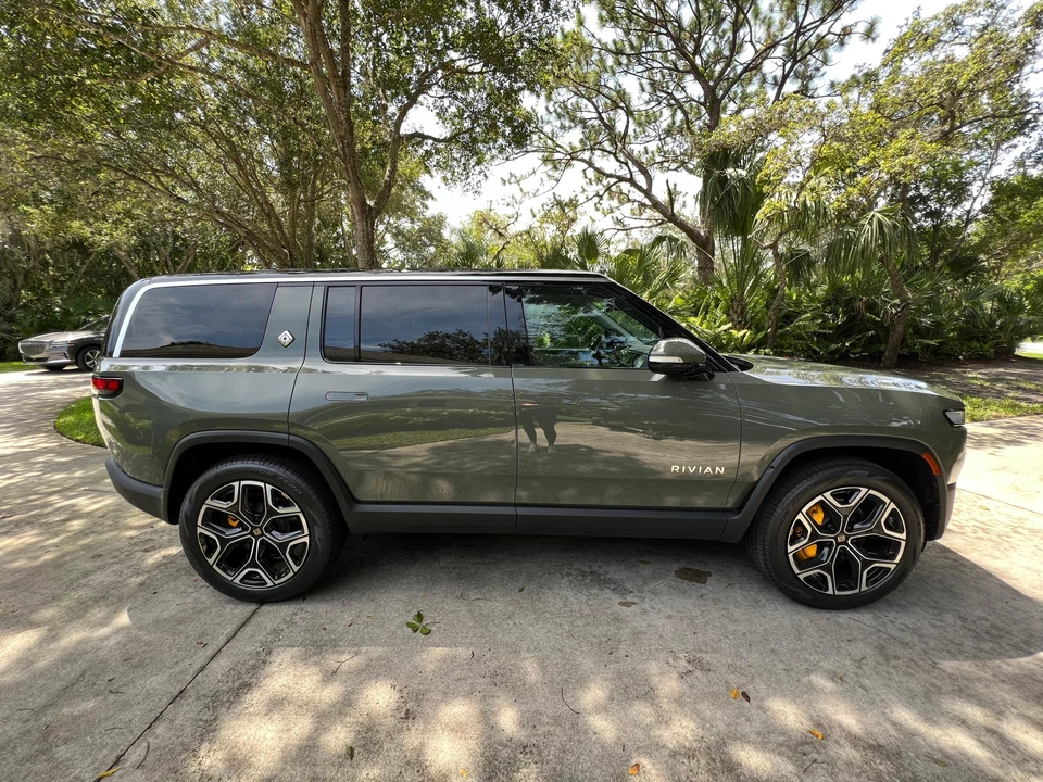 2023 Rivian R1S - Image 26 of 31