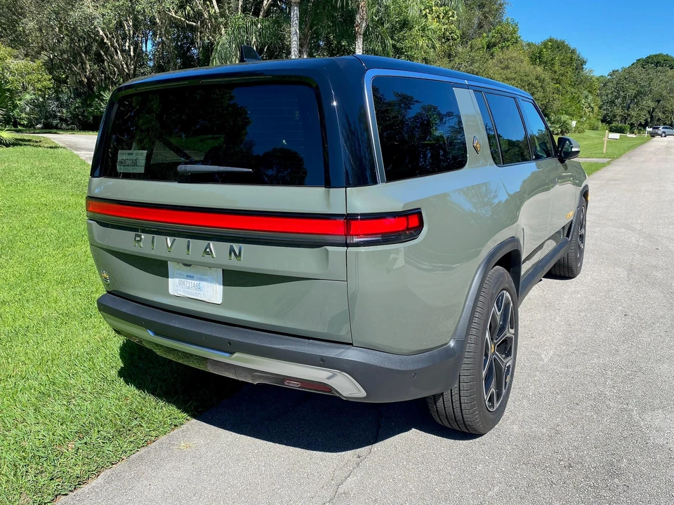 2023 Rivian R1S - Image 12 of 31