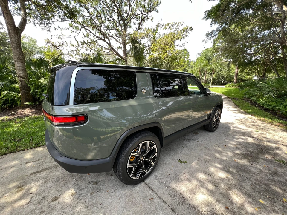 2023 Rivian R1S - Image 25 of 31