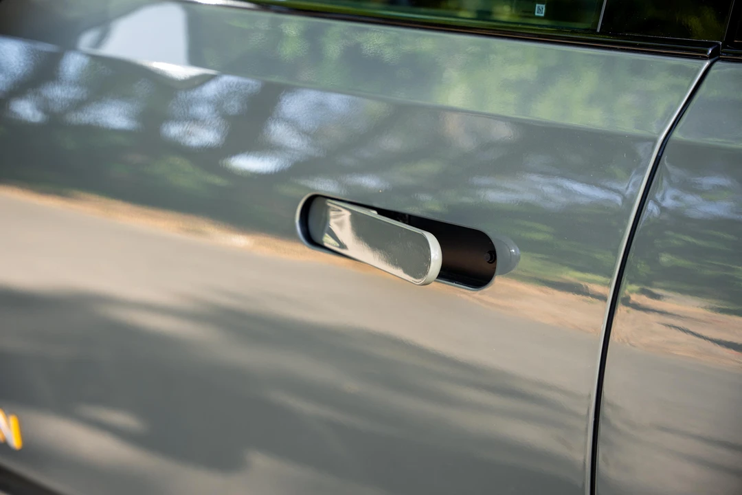 2023 Rivian R1S - Image 18 of 31