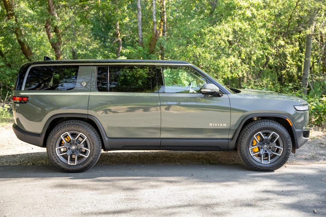 2023 Rivian R1S - Image 8 of 31