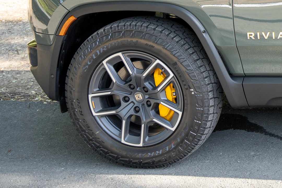 2023 Rivian R1S - Image 29 of 31