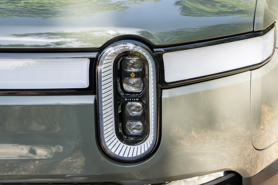 2023 Rivian R1S - Image 12 of 31