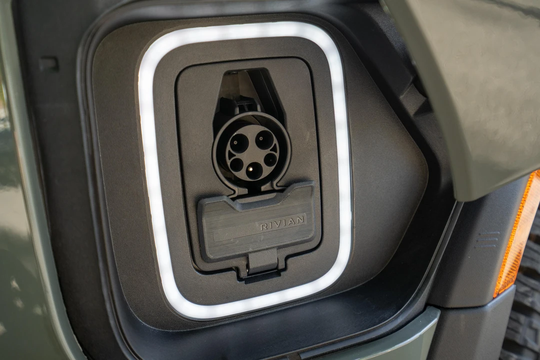 2023 Rivian R1S - Image 16 of 31