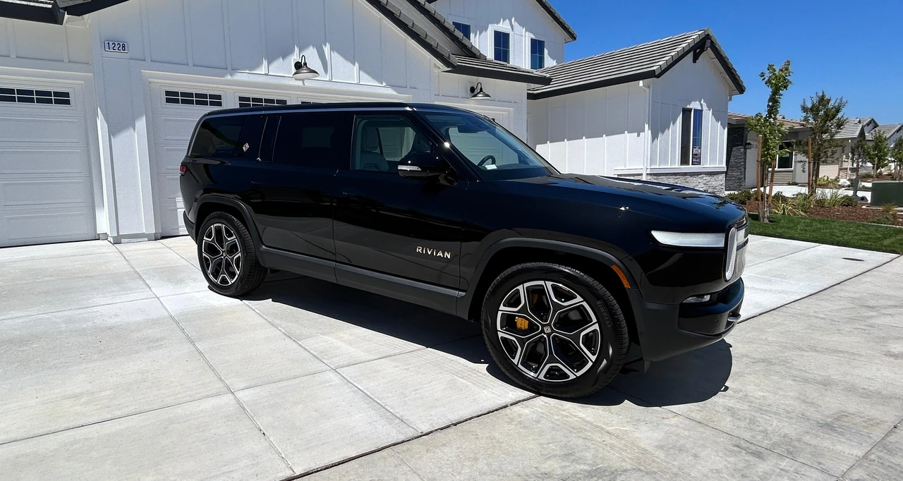 2023 Rivian R1S - Image 27 of 31