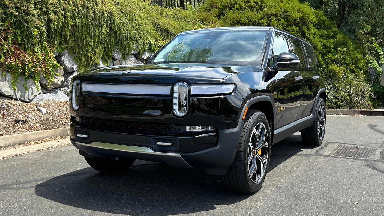 2023 Rivian R1S - Image 11 of 31