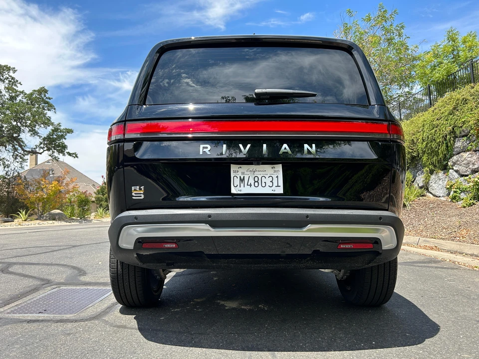 2023 Rivian R1S - Image 20 of 31