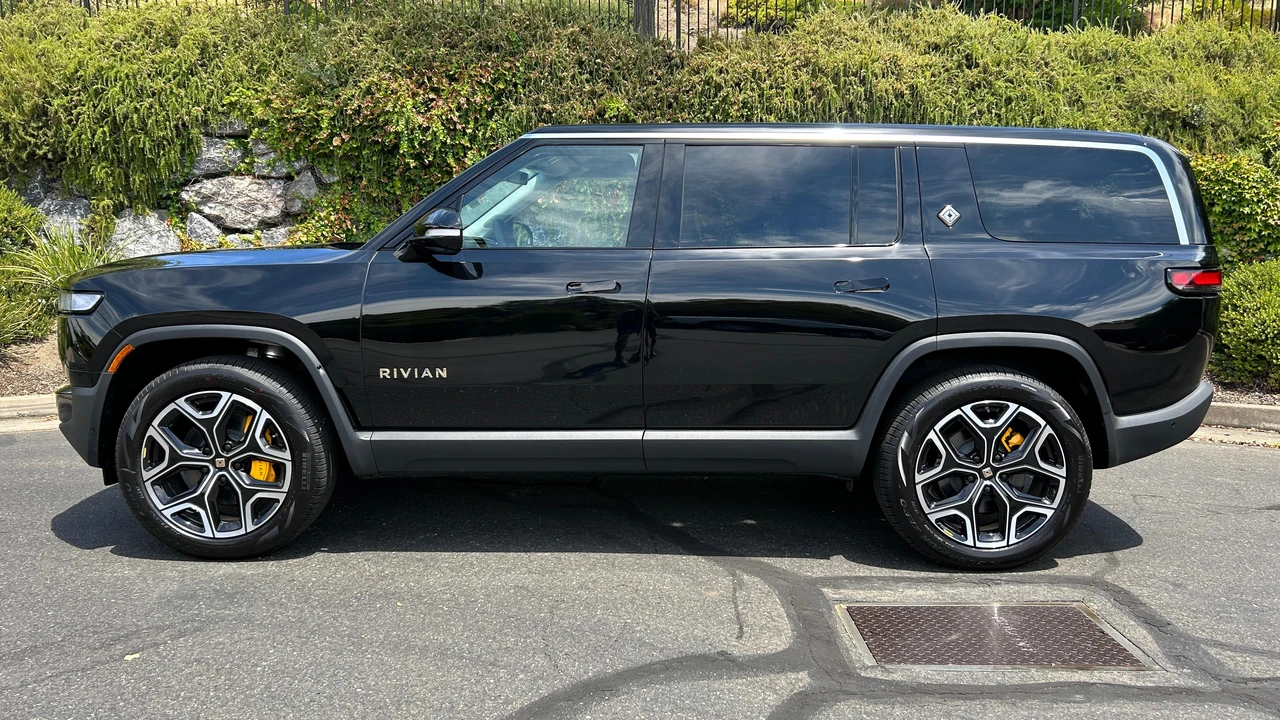2023 Rivian R1S - Image 14 of 31