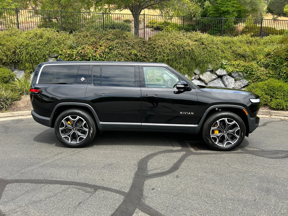 2023 Rivian R1S - Image 26 of 31