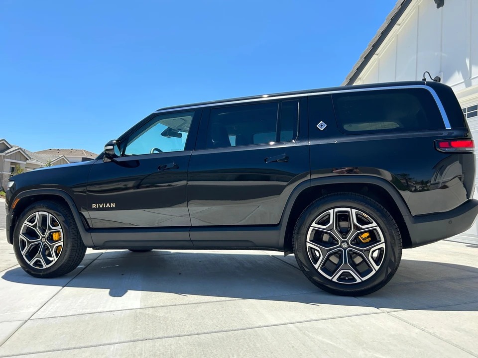 2023 Rivian R1S - Image 15 of 31